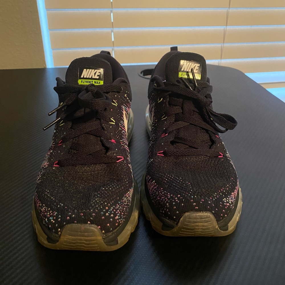 Nike Women's Black Flynit Max Running Shoes - Picture 2 of 8